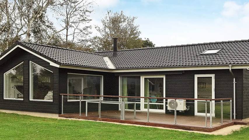 Ferienhaus für 7 Personen, mit Terrasse und Sauna in Knud Strand