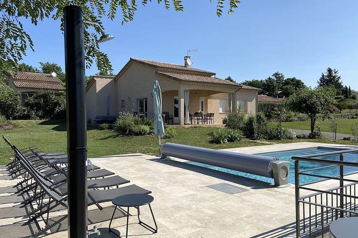 Location de vacances pour 8 personnes, avec jardin à Saint-Genest-de-Beauzon