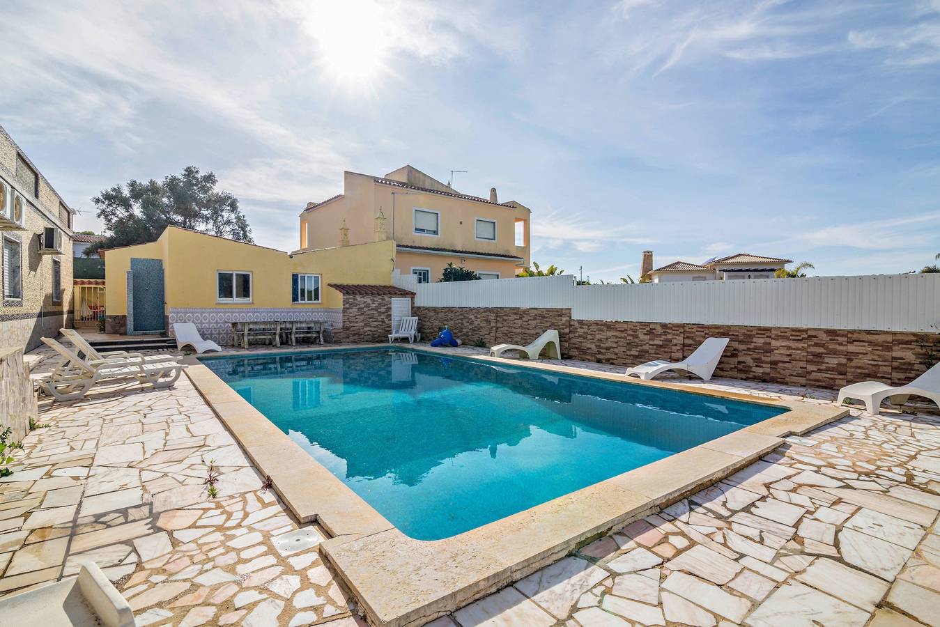 Apartamento inteiro, Apartamento 'T2 Anastácio com vista Piscina' com Varanda, Piscina Partilhada & Jardim in Albufeira, Distrito de Faro