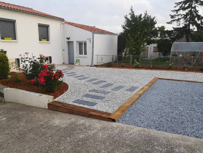 Gîte pour 2 personnes, avec Terrasse ainsi que Jardin et Piscine à Charron - 2
