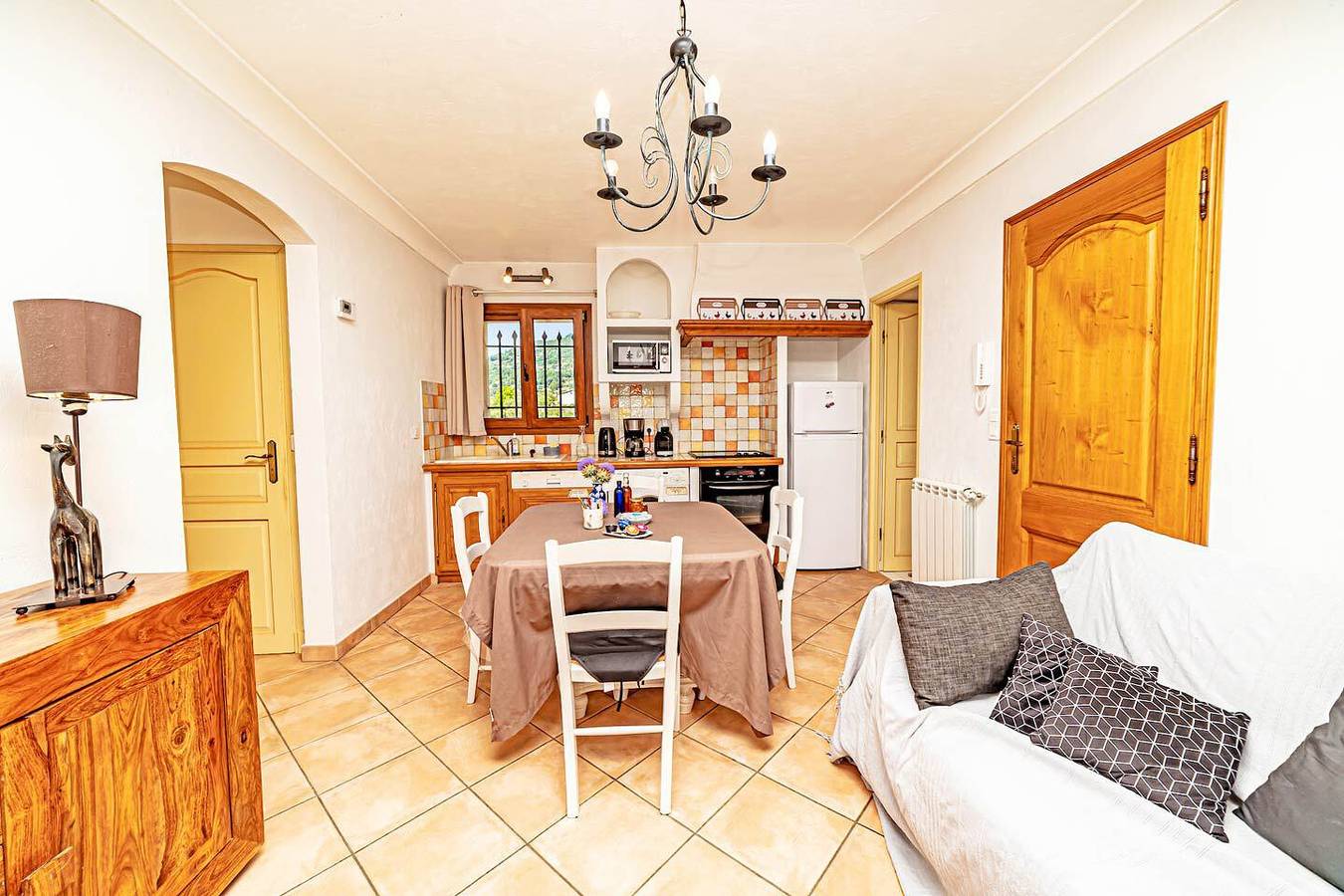 Ganze Ferienwohnung, 2 Bed Apartment Sleeps 6 - Pets Ok - Free Parking in Le Bar-sur-Loup, Cannes und Umgebung