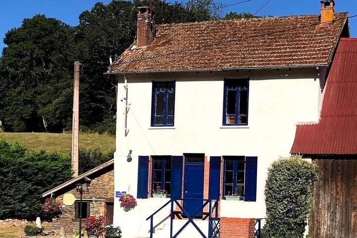 Location de vacances pour 6 personnes, avec jardin et piscine, animaux acceptés à Moutier-Malcard