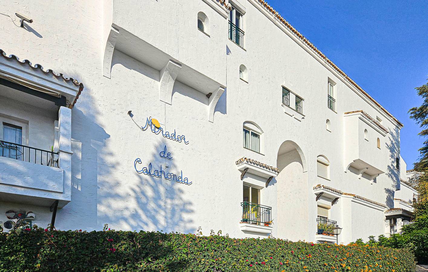 Apartamento vacacional entero, Retiro junto a la piscina: Aire acondicionado, terraza y aparcamiento - 1,5 km de la playa in Urbanizacion Calahonda, Mijas