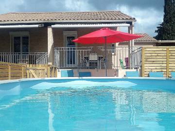 Gîte pour 6 personnes, avec terrasse ainsi que piscine et jardin à Laurens