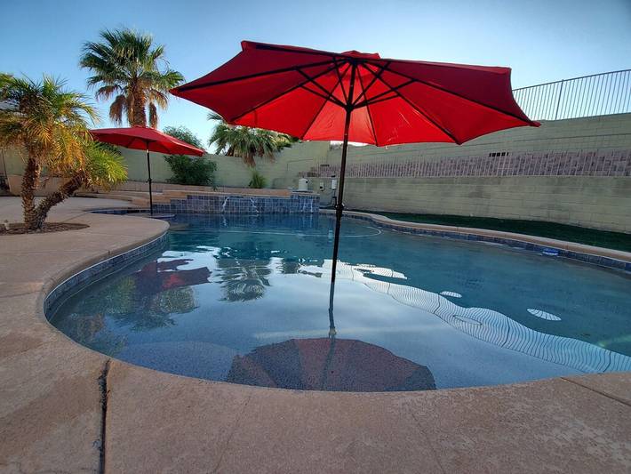Vacation rental for 12 people, with yard and hot tub in Bullhead City
