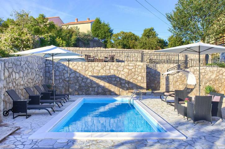 Ferienhaus für 10 Personen, mit Pool und Garten sowie Balkon, kinderfreundlich