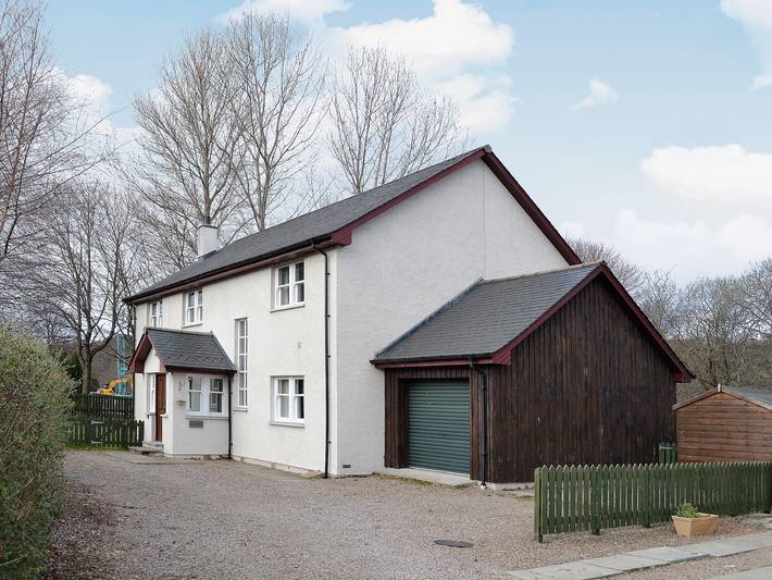 Cottage for 10 people, with garden, with pets in Speyside