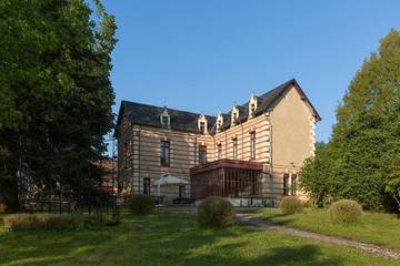 Gîte pour 15 personnes, avec terrasse et jardin, animaux acceptés à Noyant-de-Touraine
