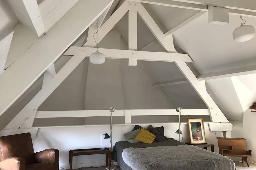 Casa de personajes en el Golfo de Morbihan cerca del mar in Plougoumelen, Côte des Mégalithes