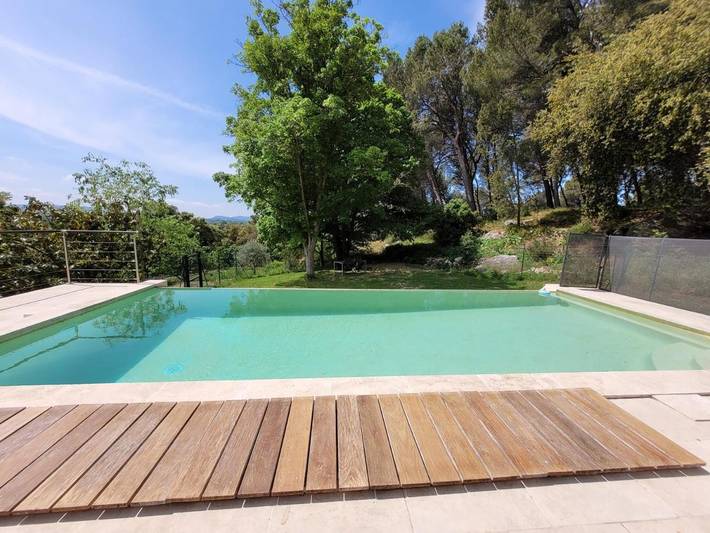Location de vacances pour 5 personnes, avec jardin ainsi que piscine et vue, adapté aux familles à Cheval-Blanc - 2