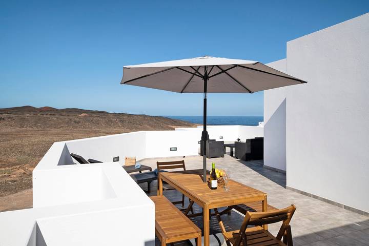 Ferienhaus 'Tritón 6' mit Meerblick, WLAN und Klimaanlage in La Santa, Tinajo