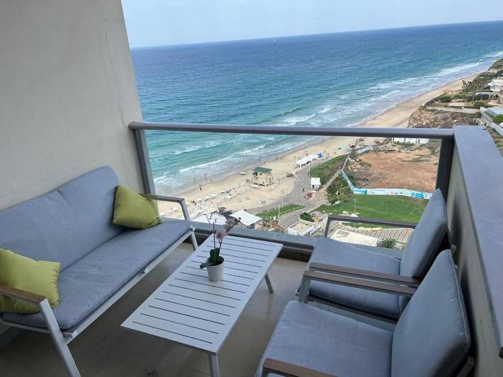 Apartamento para 2 personas, con vistas además de piscina y balcón en Israel