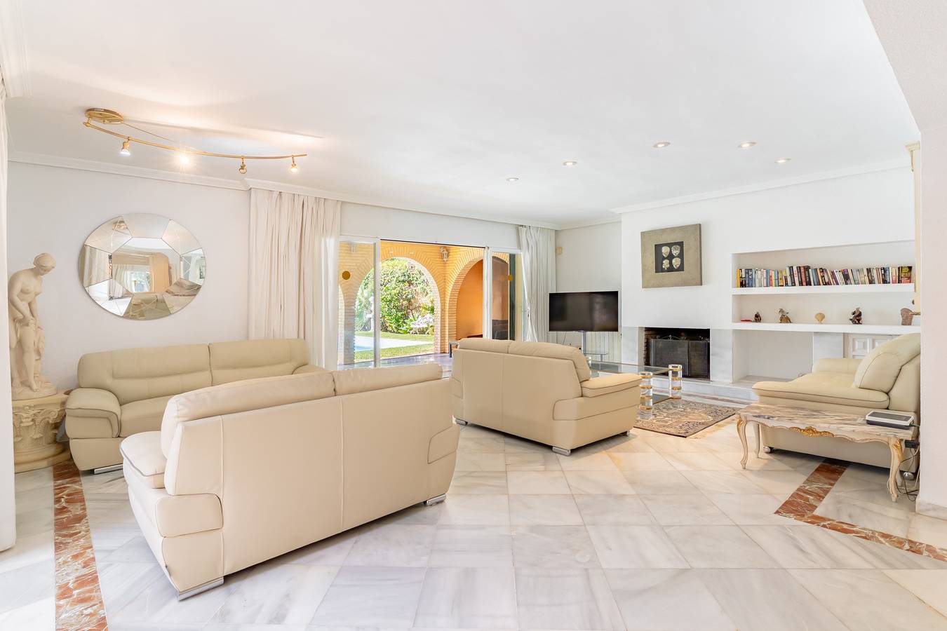 Exclusive Villa 'Elmessidor' Close to the Beach with Pool, Whirlpool & Garden in Puerto Banús, Marbella