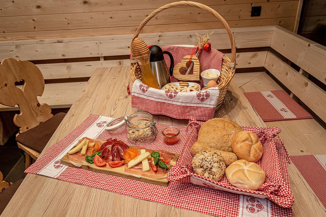 Parndlehof Zimmer Engel mit Bergblick, gemeinsamer Terrasse und Wlan in Gravetsch, Villanders