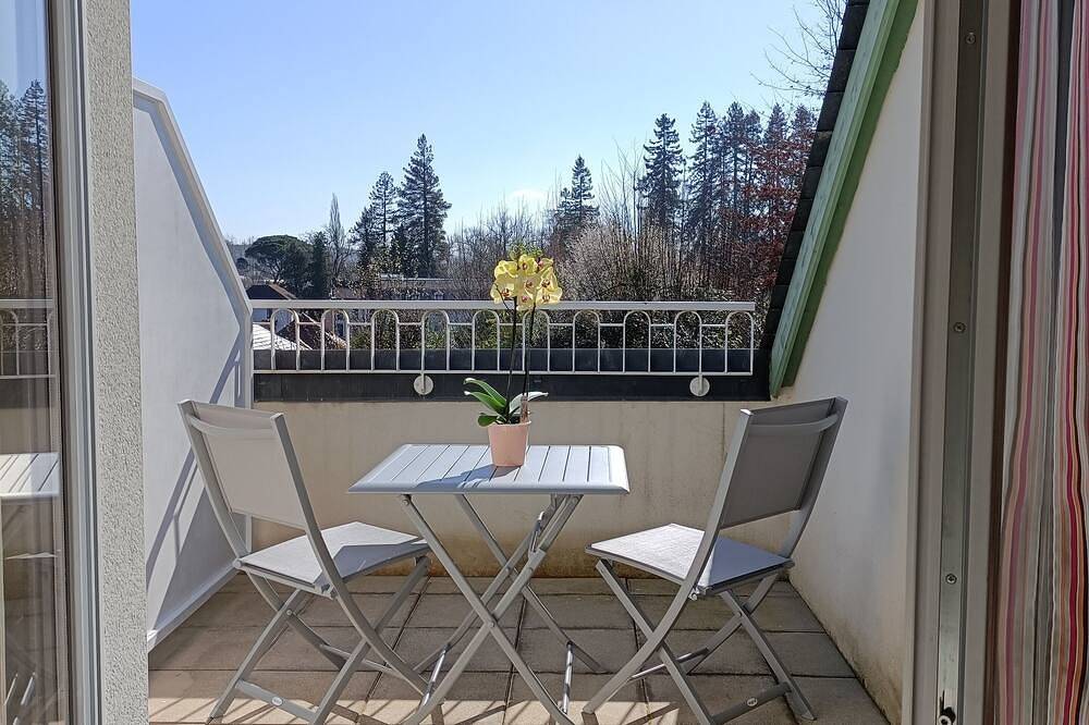 Entire apartment, Studio terrace in Residence with swimming pool C65 in Salies-de-Béarn, Béarn