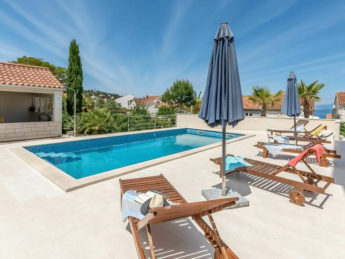Appartamento per 4 persone, con Balcone e Terrazza nonché Piscina in Brac