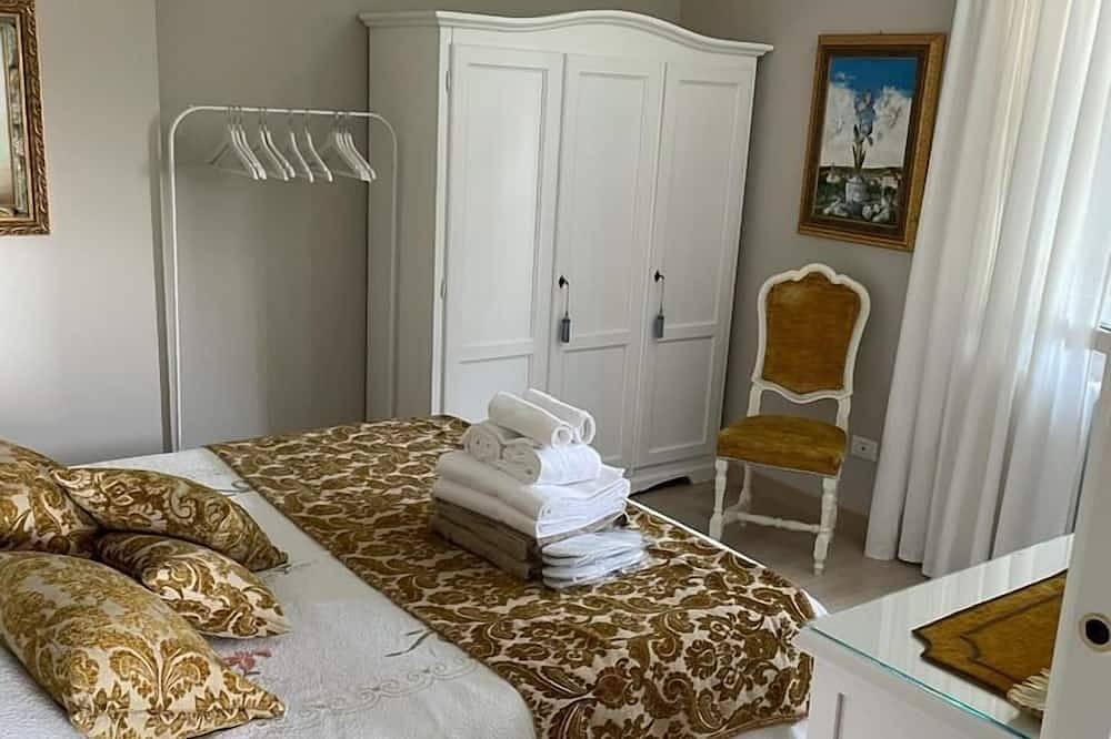 Entire apartment, Elegant apartment with private swimming pool in Poggio del Sole, Albissola Marina