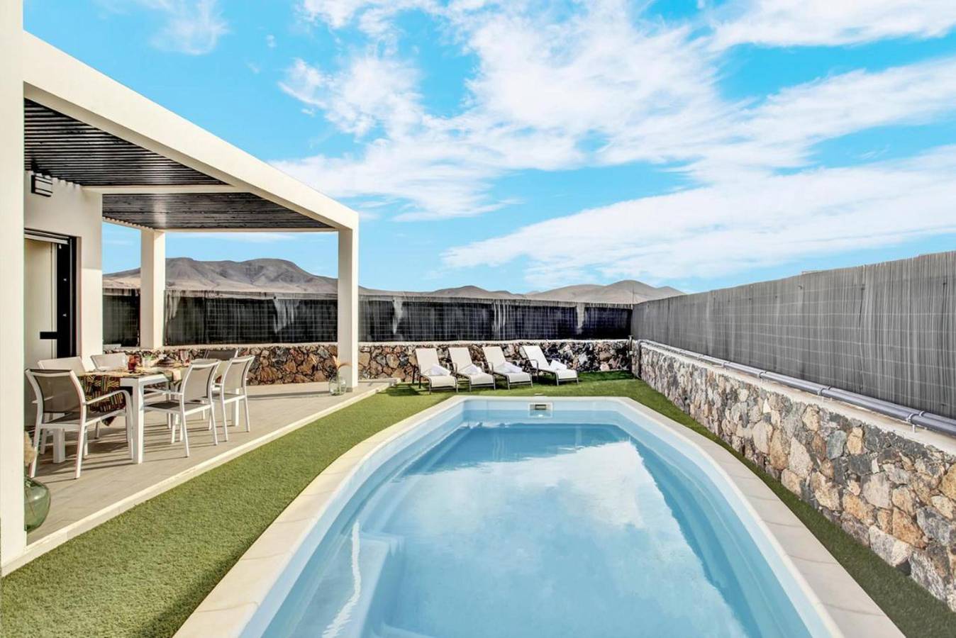 Casa de vacaciones 'Villa Del Roque' con vistas a la montaña, piscina climatizada y Wi-Fi in Piedra Playa, La Oliva