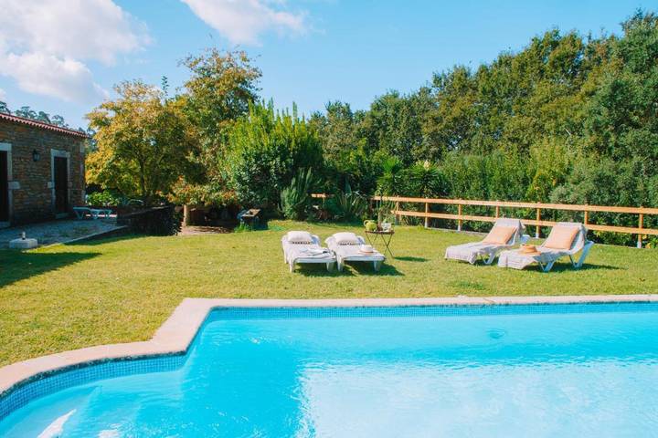 Location de vacances pour 8 personnes, avec vue ainsi que piscine et jardin, animaux acceptés dans Vilar de Mouros - 3