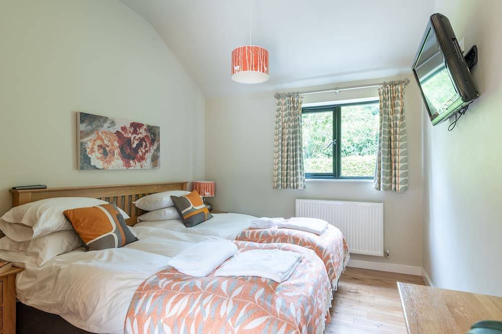 Hillside Lodge - sleeps 4/10 with wood burner and private hot tub in Cheddar, Somerset