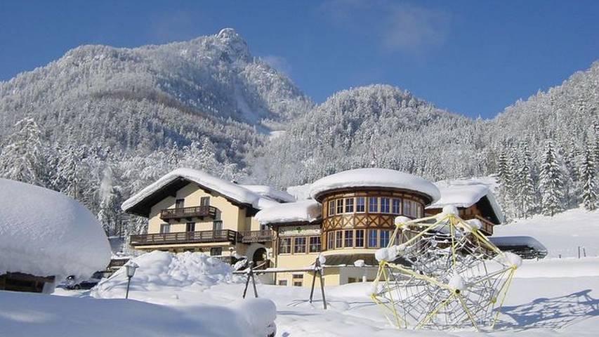 Ferienwohnung für 2 Personen, mit Ausblick und Sauna sowie Garten, kinderfreundlich in Strobl
