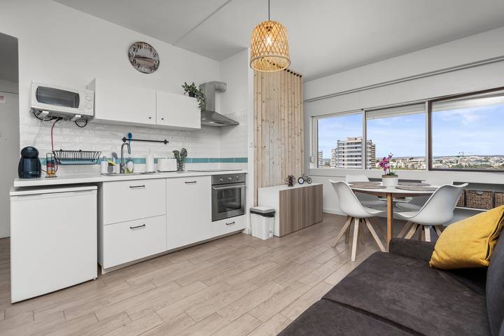 Hel lägenhet, Apartment 'Sunset' with Sea View, Wi-Fi and Air Conditioning in Alvor, Faro distrikt