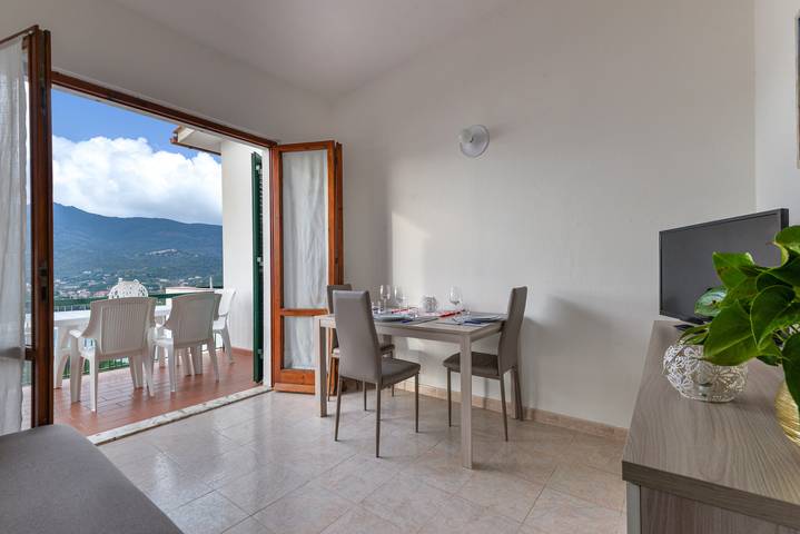 Appartamento intero, Appartamento 'Casa Clara' con vista mare, terrazza e Wi-Fi in Marina di Campo, Campo nell'Elba