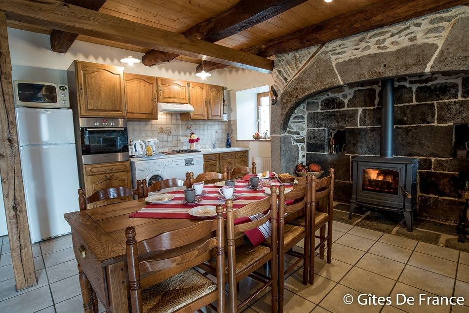 Gîte de 138m2 avec parking, jardin et internet in Tauves, Parc naturel régional des Volcans d'Auvergne