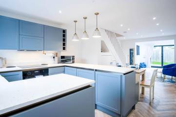 Vacation Rental for 4 Guests in Swansea region, Picture 3