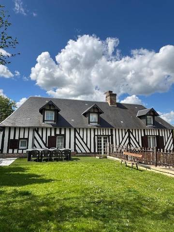 Gîte pour 10 personnes, avec jardin et vue, adapté aux familles à Guerquesalles