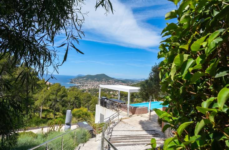 Gîte pour 6 personnes, avec Balcon/Terrasse et Jacuzzi ainsi que Terrasse et Piscine dans Plage Font Brun Carqueiranne - 2