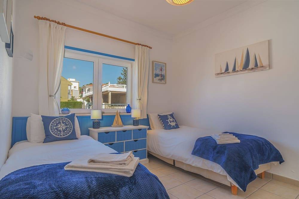 Luxury Three Bedroom Villa with Jacuzzi Pool, Ocean Views & 5 mins walk into Luz in Praia da Luz, Faro District