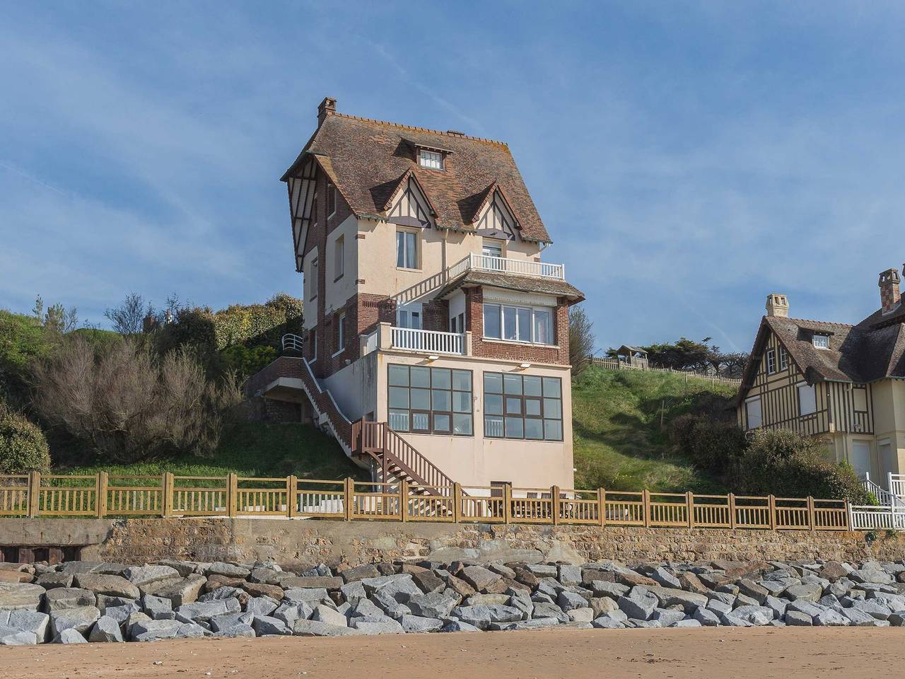 The Benervilloise villa with its feet in the water in Benerville-sur-Mer, Lisieux und Umgebung