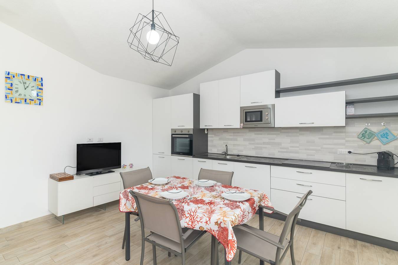 Casa vacacional 'Virgi Vista Mare' con vistas al mar, terraza privada y aire acondicionado in Budoni, Olbia-Tempio