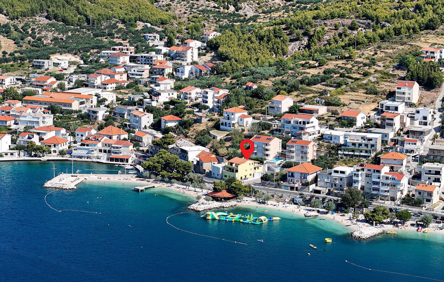 Geheel vakantieappartement, Seaside Retreat: Gezellig appartement met 2 slaapkamers, terras en wifi, op 1000 meter van het strand in Dugi Rat, Split-Dalmatië