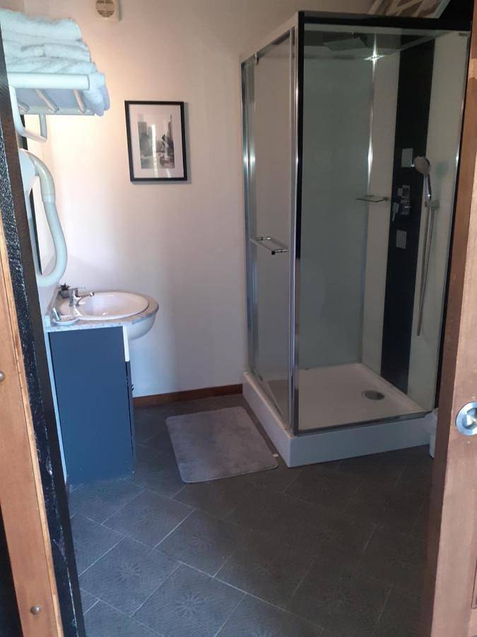 Double Room with Balcony in Rogny-les-Sept-Écluses, Région d'Auxerre