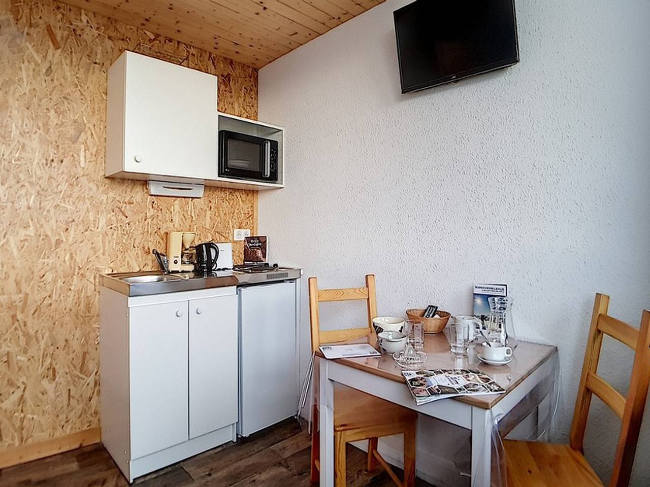 Entire studio, Cozy Studio · Central Location · Direct Access to Slopes in Les Menuires, Saint-Martin-de-Belleville