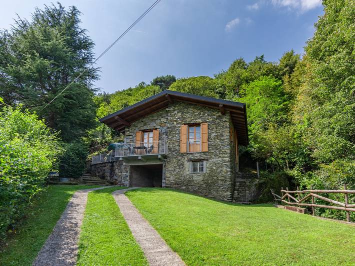 Ferienhaus für 4 Personen, mit Balkon und Terrasse sowie Garten und Seeblick in Pianello del Lario
