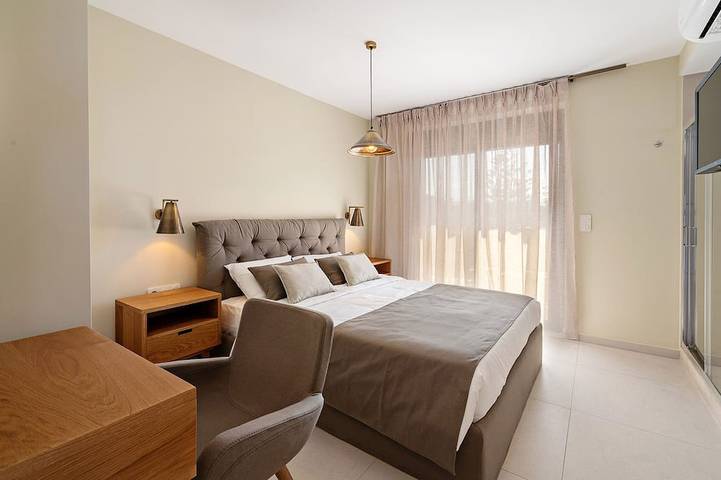 100 m van het strand, bubbelbad, zwembad, ping pong, sauna en fitnessruimte, privé ligbedden! in Rethymno (City), Rethymno en omgeving