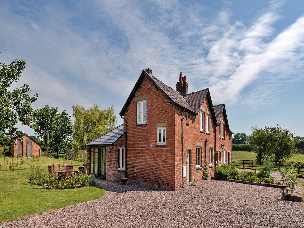 Cottages by River Severn with Hot Tub in Shropshire