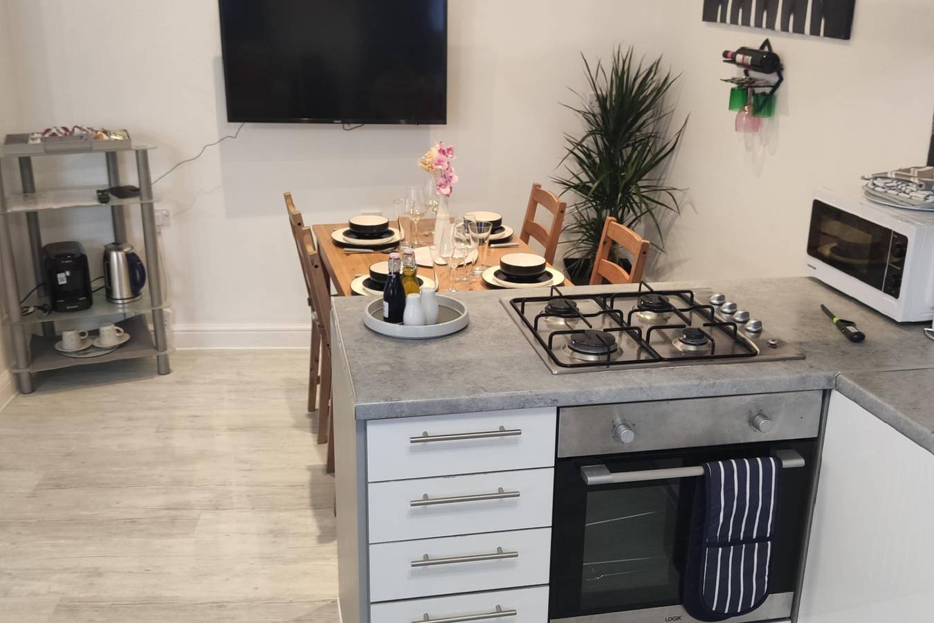 Entire vacation apartment, Apartment - Sleeps 4 - Balcony - Parking in Barking and Dagenham, London