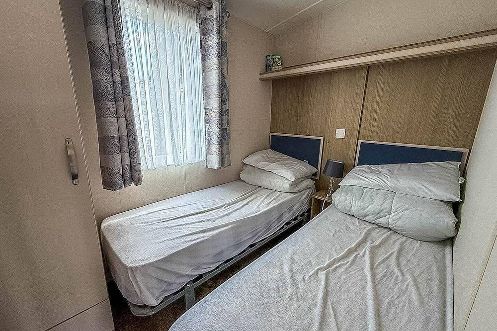 6 berth luxury caravan with full sea views at Azure Seas in Suffolk in Lowestoft, Sunrise Coast