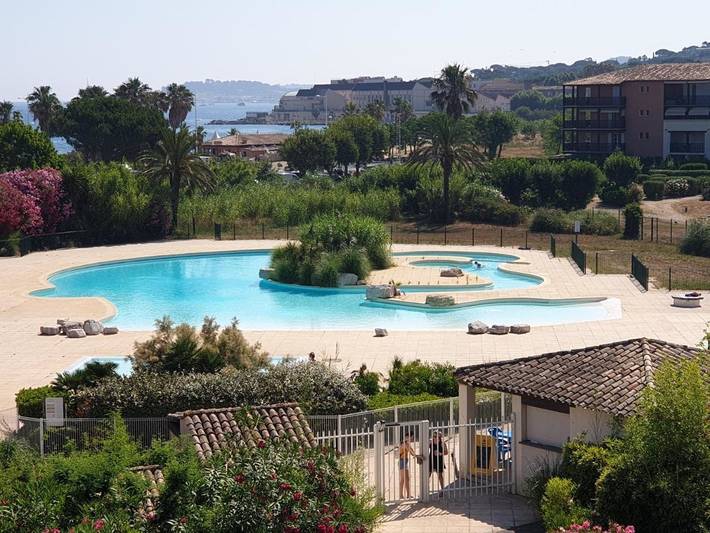Location de vacances pour 4 personnes, avec jardin et bassin pour enfant ainsi que vue et piscine dans Port Cogolin