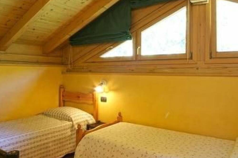 Romantisches Chalet in den Wiesen der Dolomiten in Mezzano, Dolomiti di Fiemme