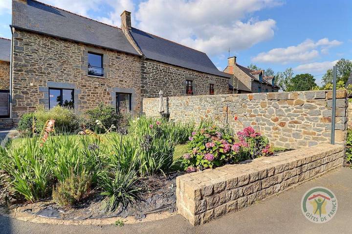 Gîte pour 4 personnes, avec Terrasse ainsi que Jardin et Vue à Meillac