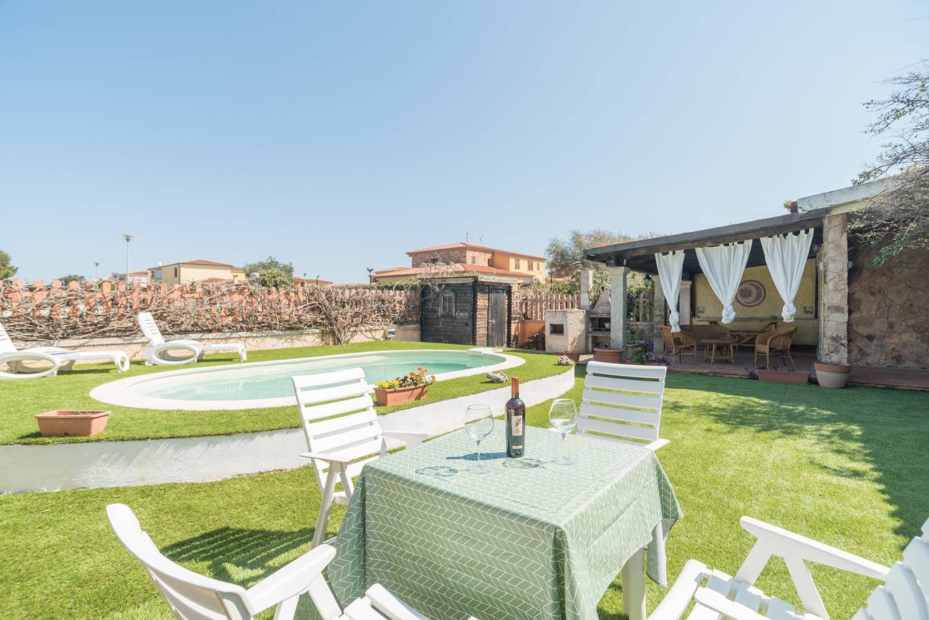 Villa Marisa con piscina, jardín y Wi-Fi in Budoni, Olbia-Tempio