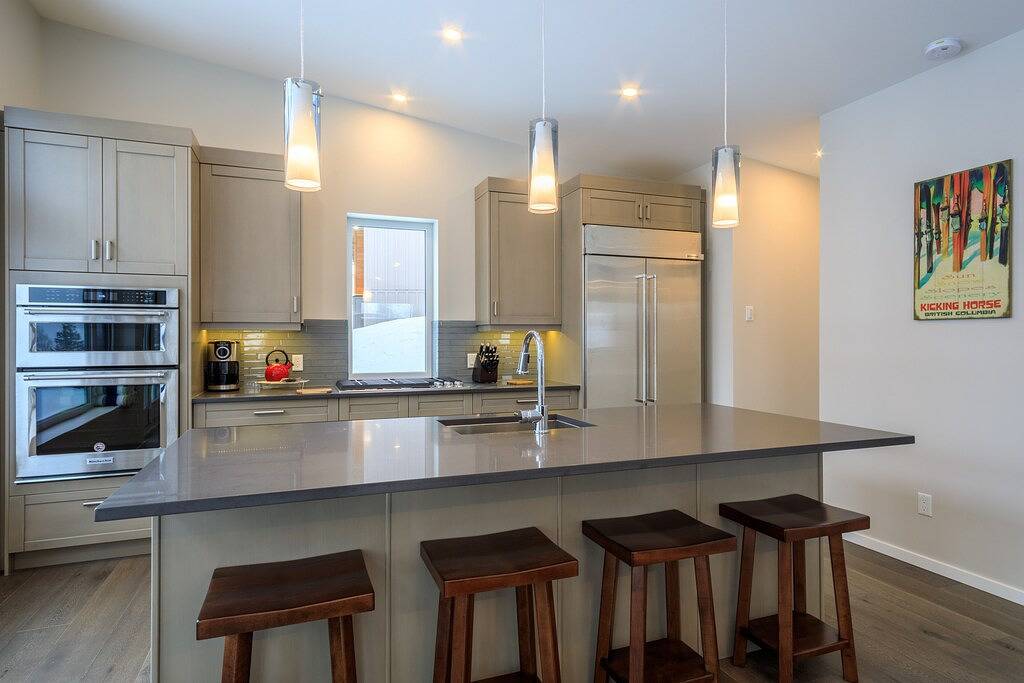 Ski-In / Ski-Out. Gerade gebaut, 4 Schlafzimmer, 3. 5 Badezimmer modernes Stadthaus, 12 Personen in Kicking Horse