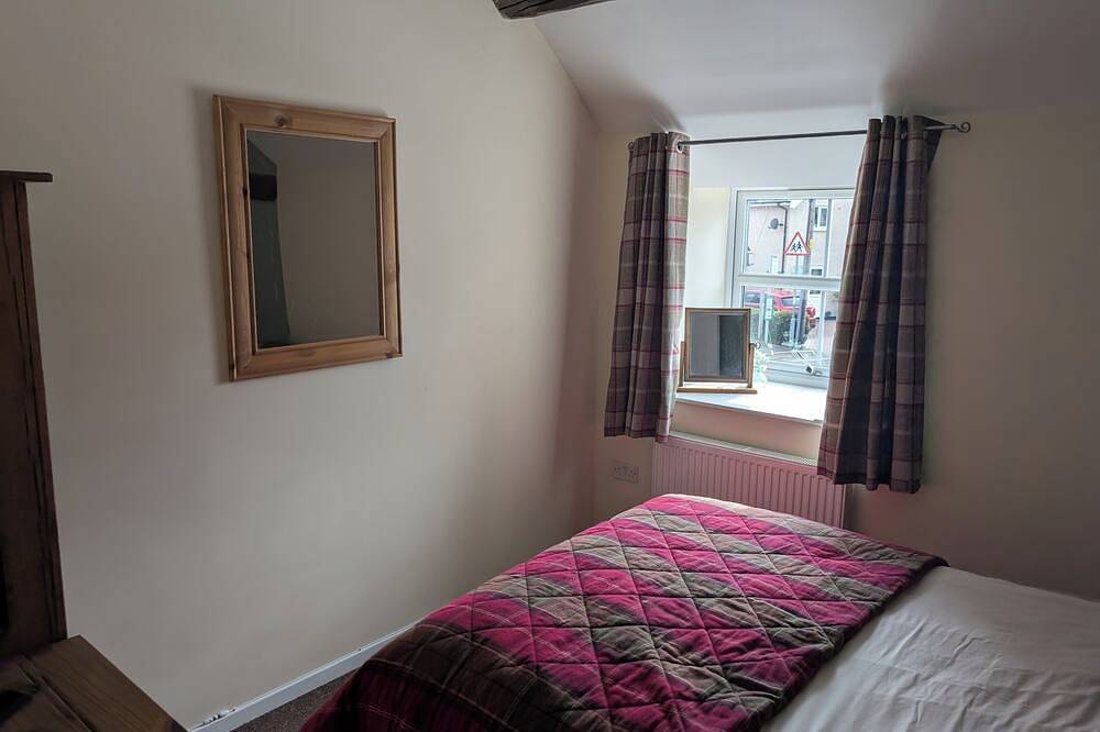 Traditional Cottage with hot tub and log burner in Llandrillo, Snowdonia