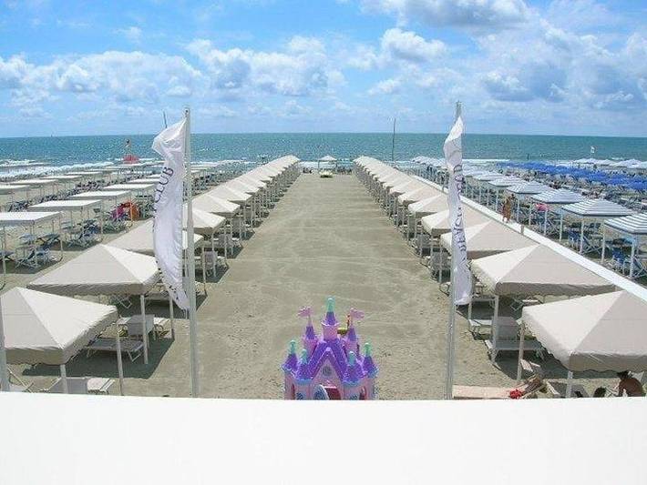 Ferienwohnung für 4 Personen, mit Balkon und Terrasse sowie Garten und Pool in Lido di Camaiore