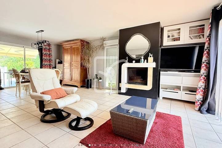 Family villa with a private pool in the Dordogne—within walking distance of town, near Sarlat and Padirac in Souillac, Lot
